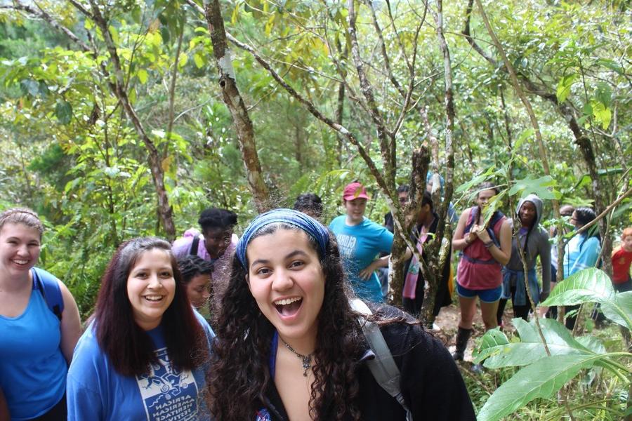 一群学生在尼加拉瓜的丛林里